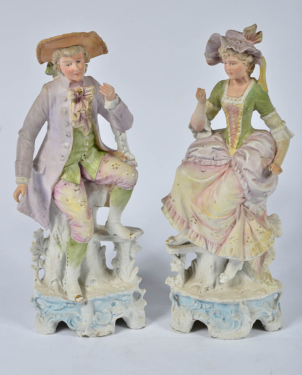 Par de figuras de biscuit alemão policromado repres.casal de...