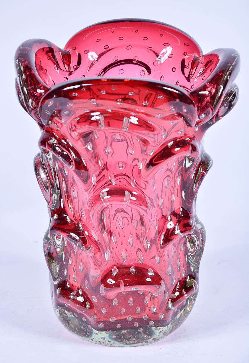 Vaso de murano italiano na cor rubi. Diam. 17 cm - altt. 23 cm.