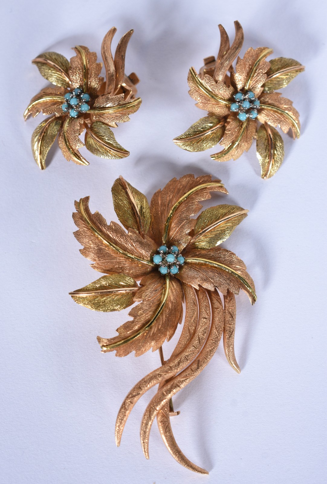Conjunto de ouro 18 k composto de par de brincos e broche no feitio... - foto 1 de 4