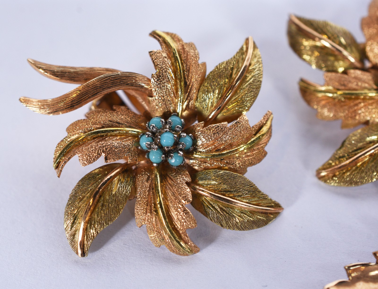 Conjunto de ouro 18 k composto de par de brincos e broche no feitio... - foto 2 de 4