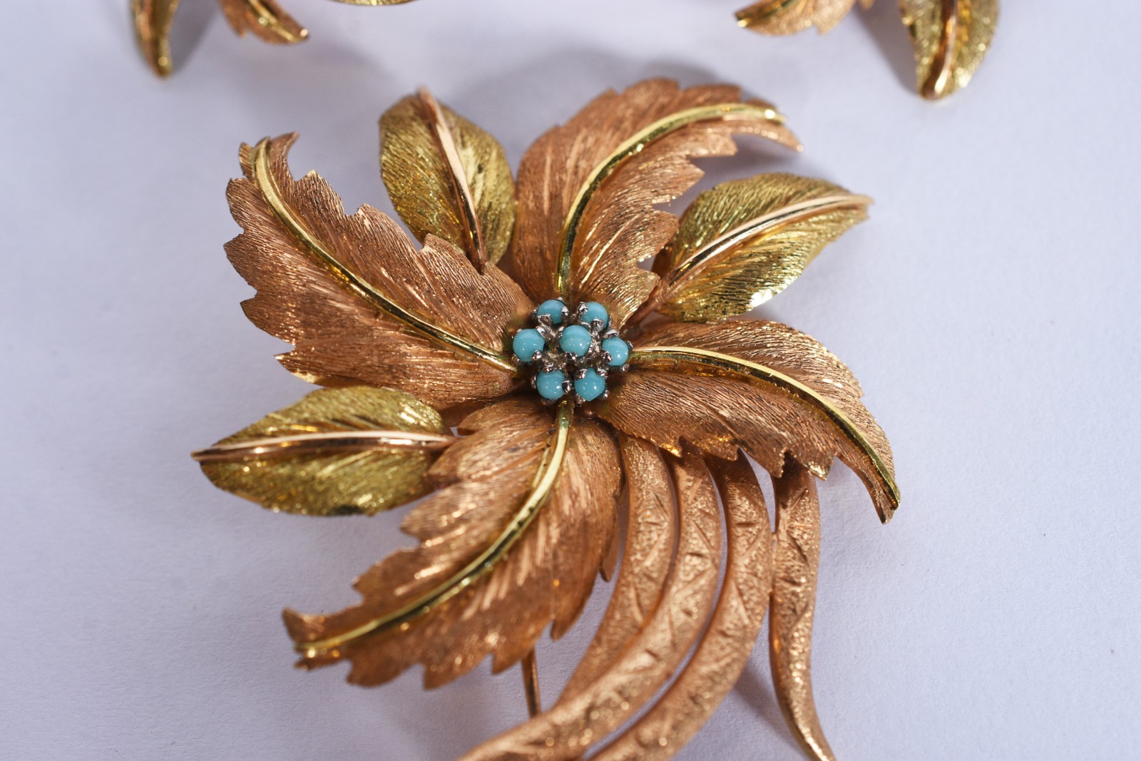 Conjunto de ouro 18 k composto de par de brincos e broche no feitio... - foto 3 de 4