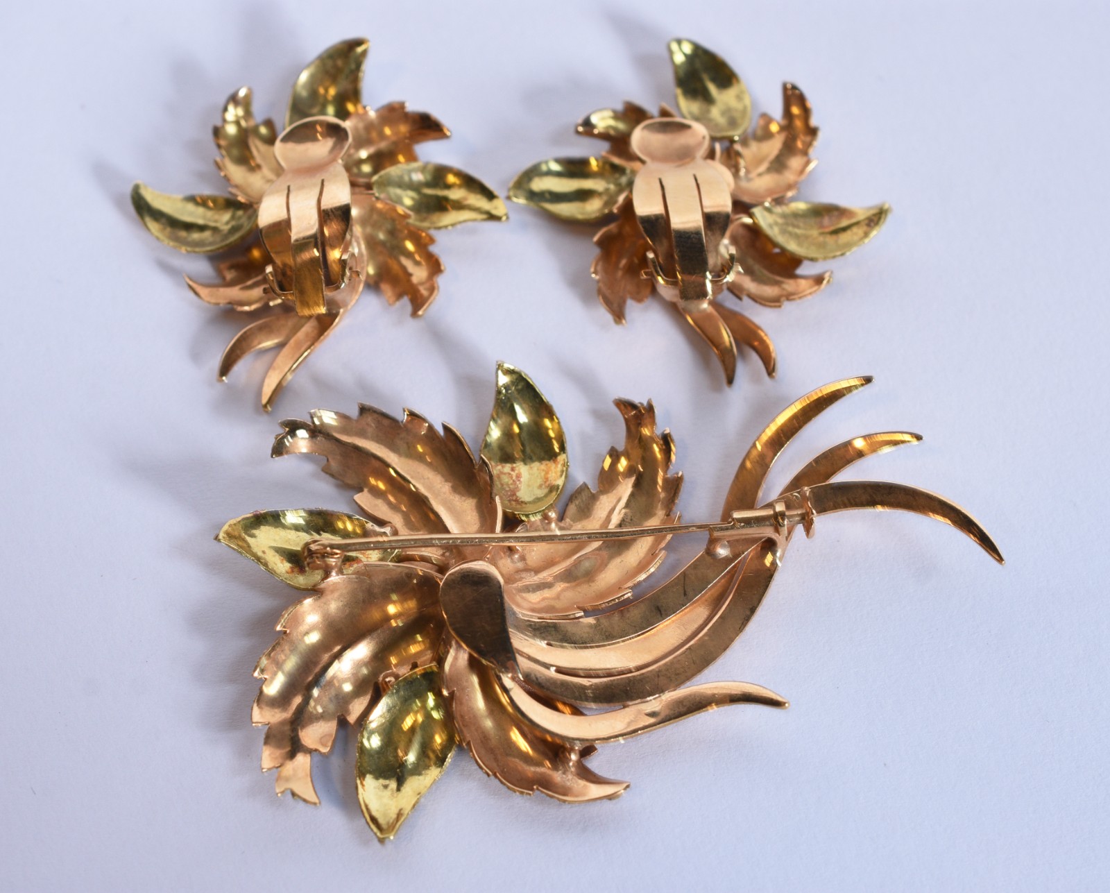 Conjunto de ouro 18 k composto de par de brincos e broche no feitio... - foto 4 de 4