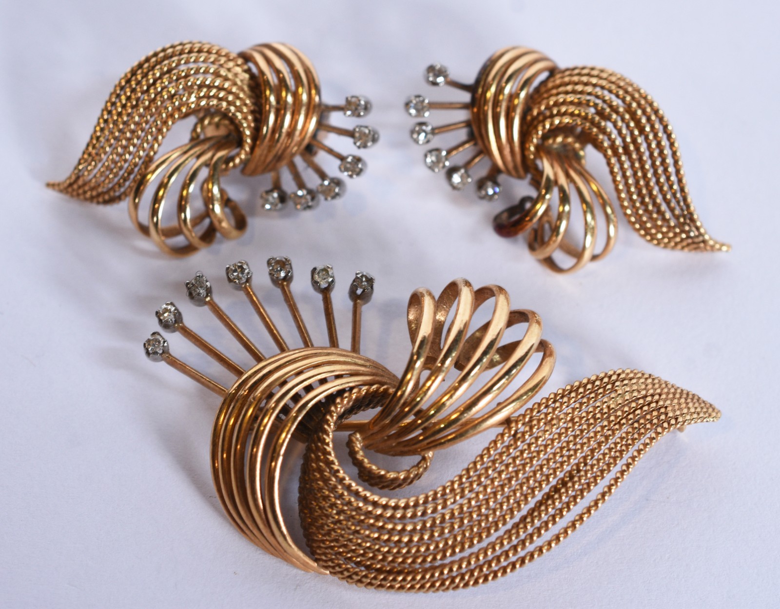 Conjunto composto de: par de brincos de pressão e broche de ouro 18k... - foto 1 de 4