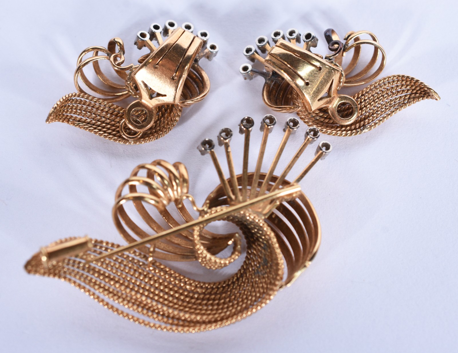 Conjunto composto de: par de brincos de pressão e broche de ouro 18k... - foto 2 de 4