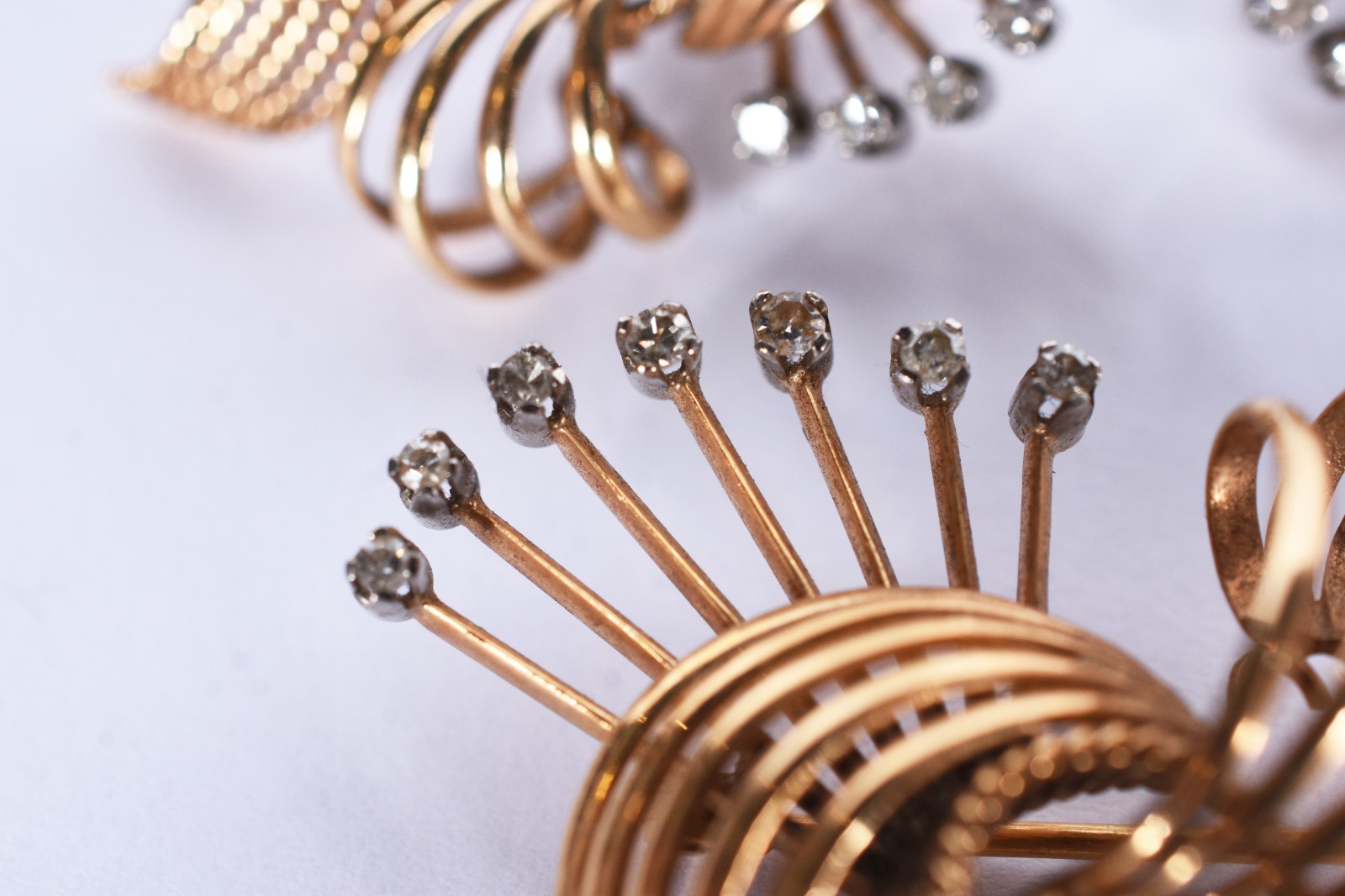 Conjunto composto de: par de brincos de pressão e broche de ouro 18k... - foto 3 de 4