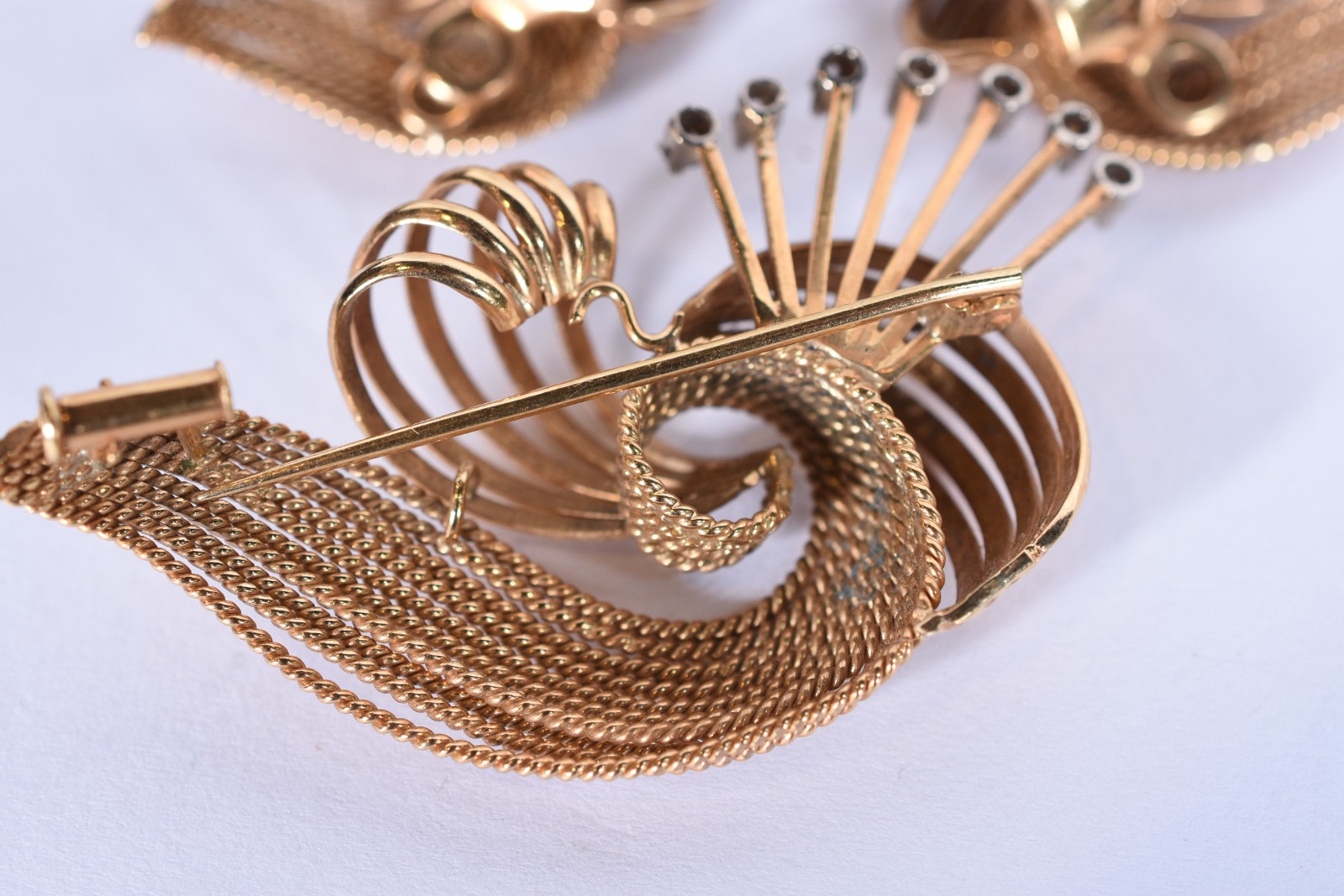 Conjunto composto de: par de brincos de pressão e broche de ouro 18k... - foto 4 de 4