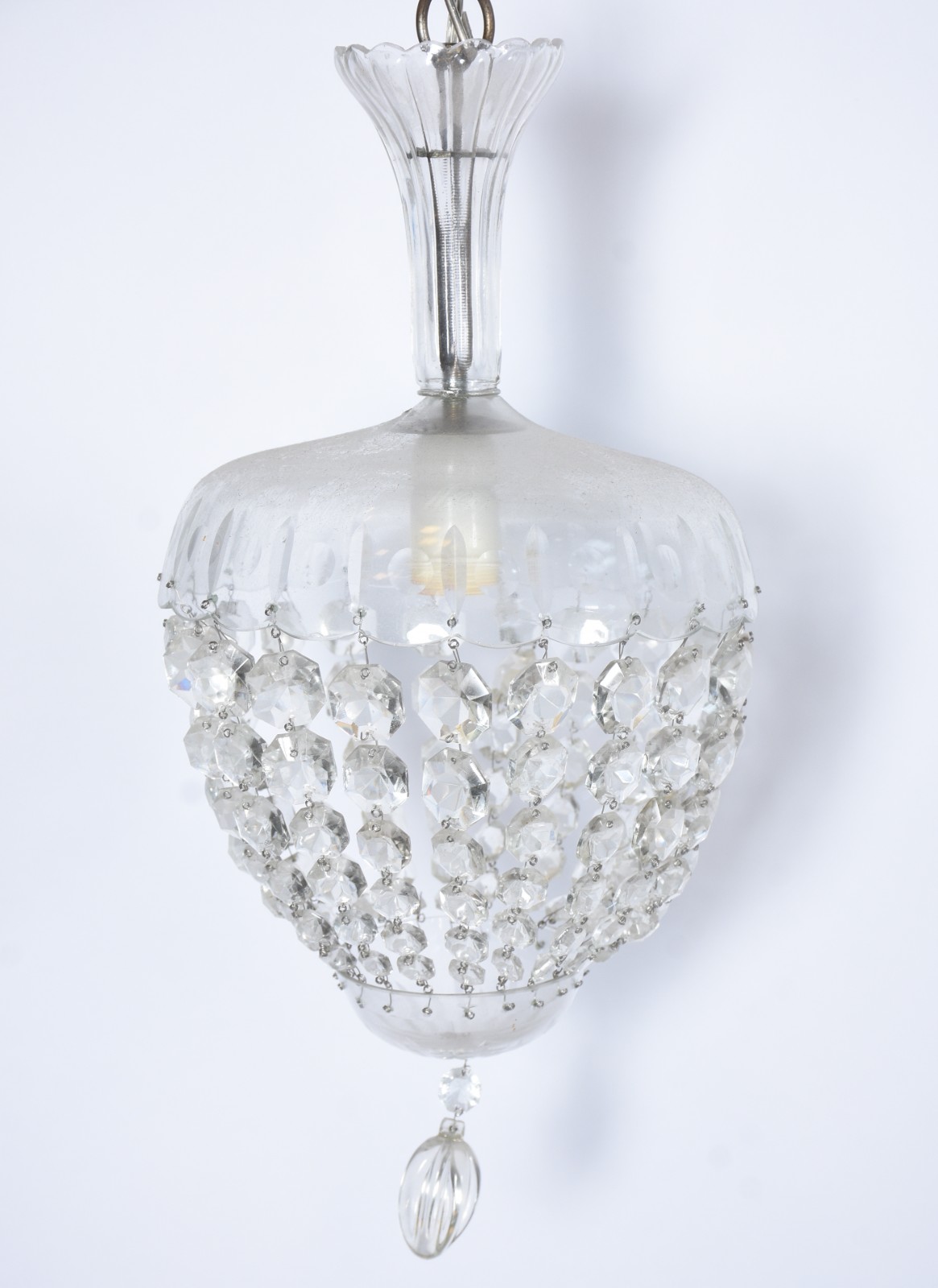 Pequeno lustre em contas de cristal lapidado, feitio "pera". - foto 1 de 5