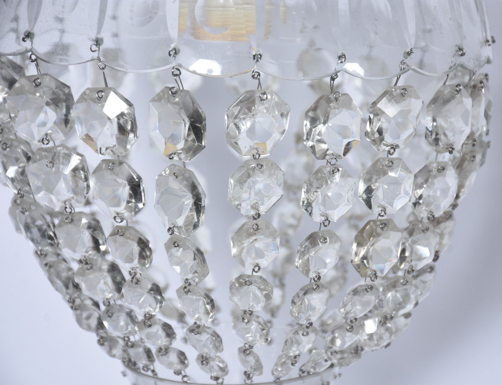 Pequeno lustre em contas de cristal lapidado, feitio "pera". - foto 2 de 5