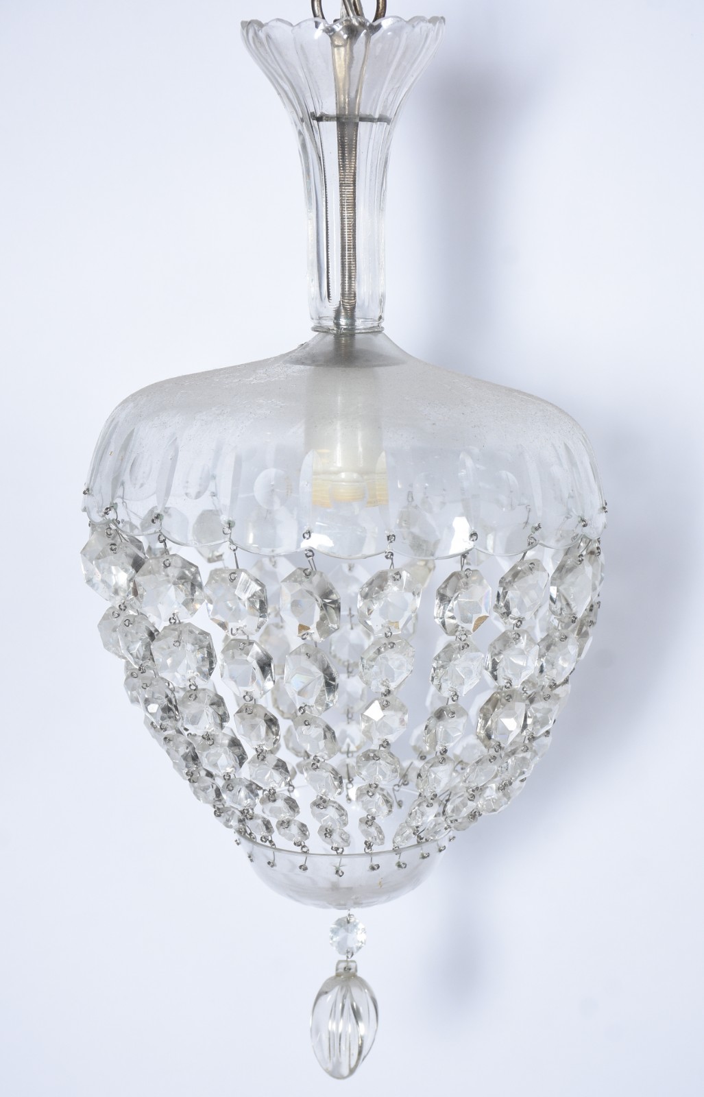 Pequeno lustre em contas de cristal lapidado, feitio "pera". - foto 3 de 5