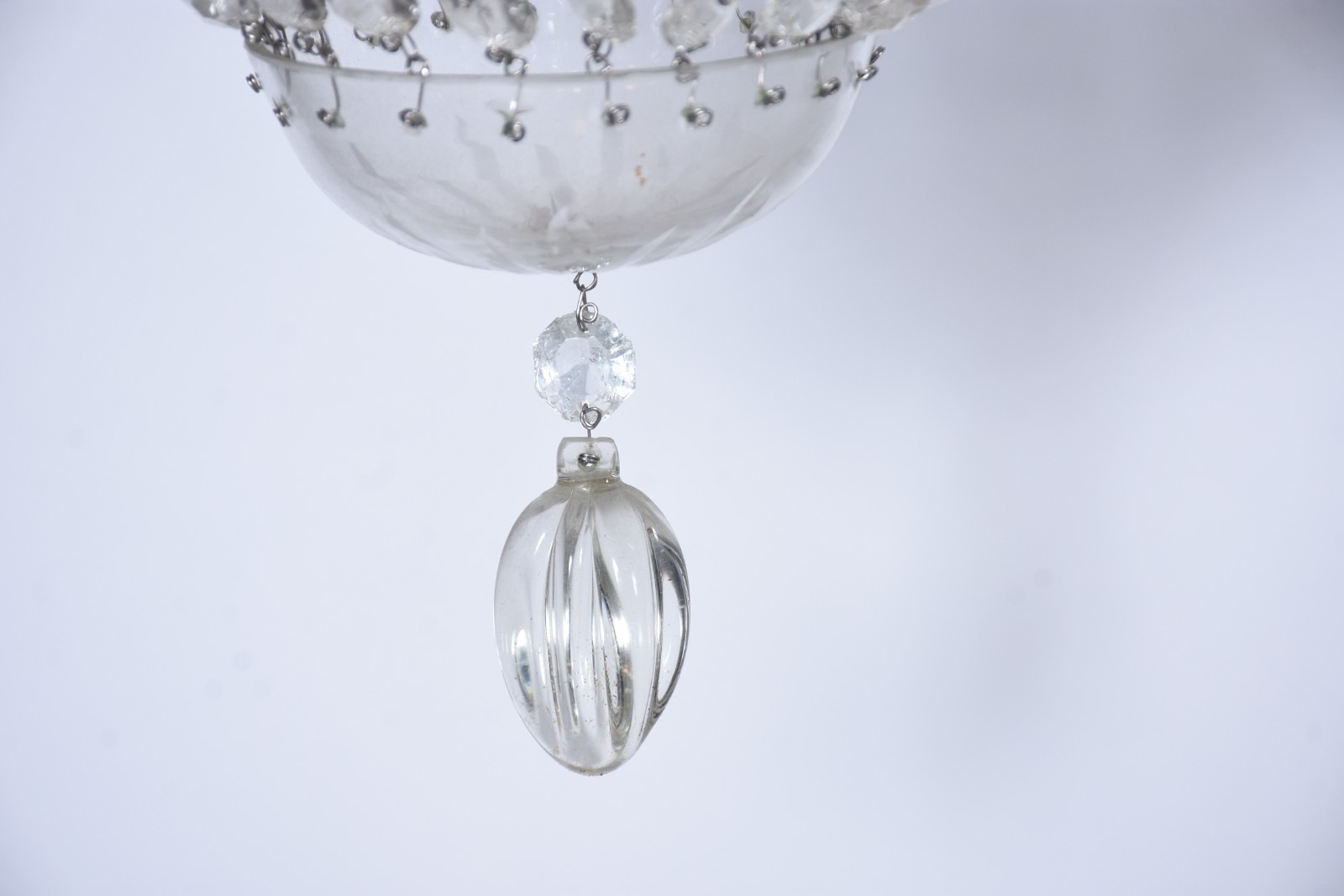 Pequeno lustre em contas de cristal lapidado, feitio "pera". - foto 4 de 5