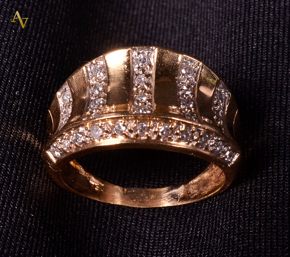Anel de ouro 18 k com 40 brilhantes. Peso. 6,4 gr.