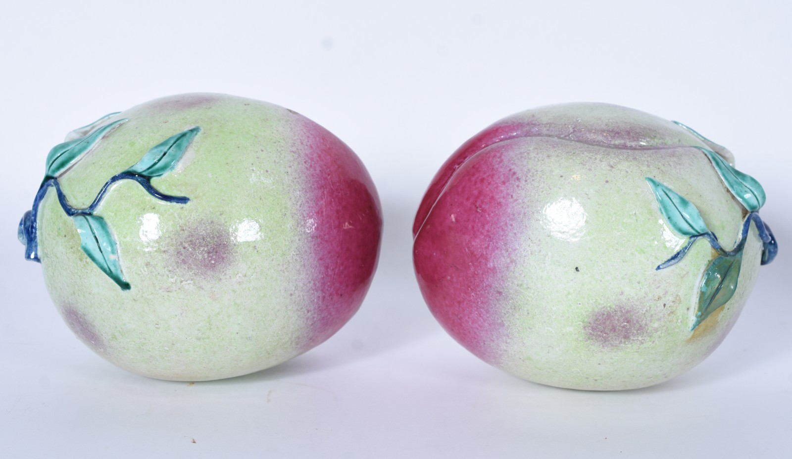 Par de frutas de porcelana chinesa, século XIX. Uma com pequeno... - foto 1 de 3