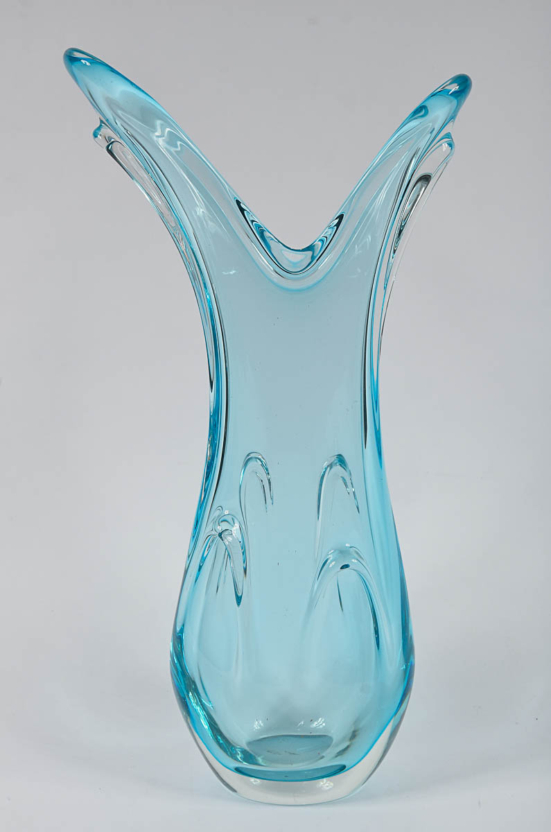 Vaso de murano na cor azul com detalhes em alto relevo. Alt. 60 cm.