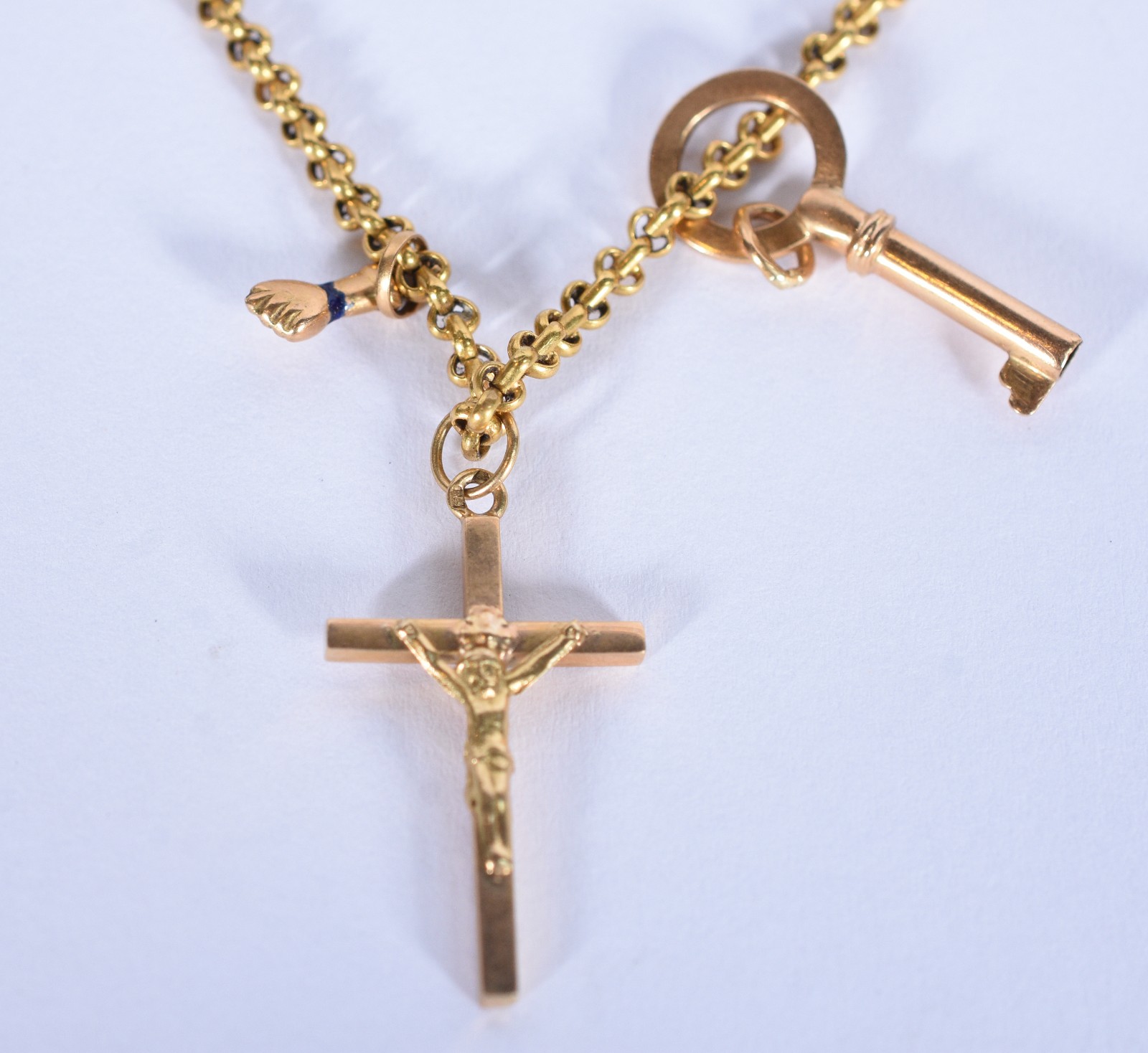 Cordão de ouro 18 k com pendentes na forma de crucifixo, chave e figa... - foto 1 de 6