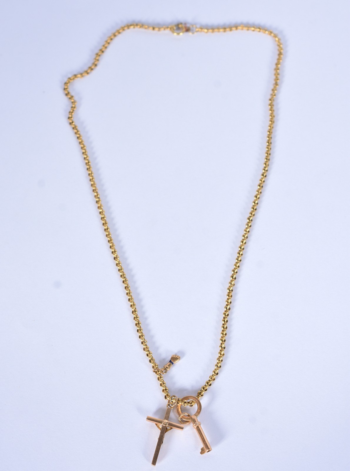 Cordão de ouro 18 k com pendentes na forma de crucifixo, chave e figa... - foto 2 de 6