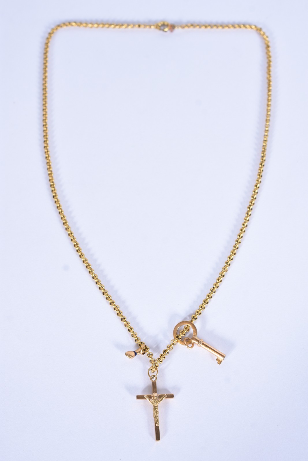 Cordão de ouro 18 k com pendentes na forma de crucifixo, chave e figa... - foto 3 de 6