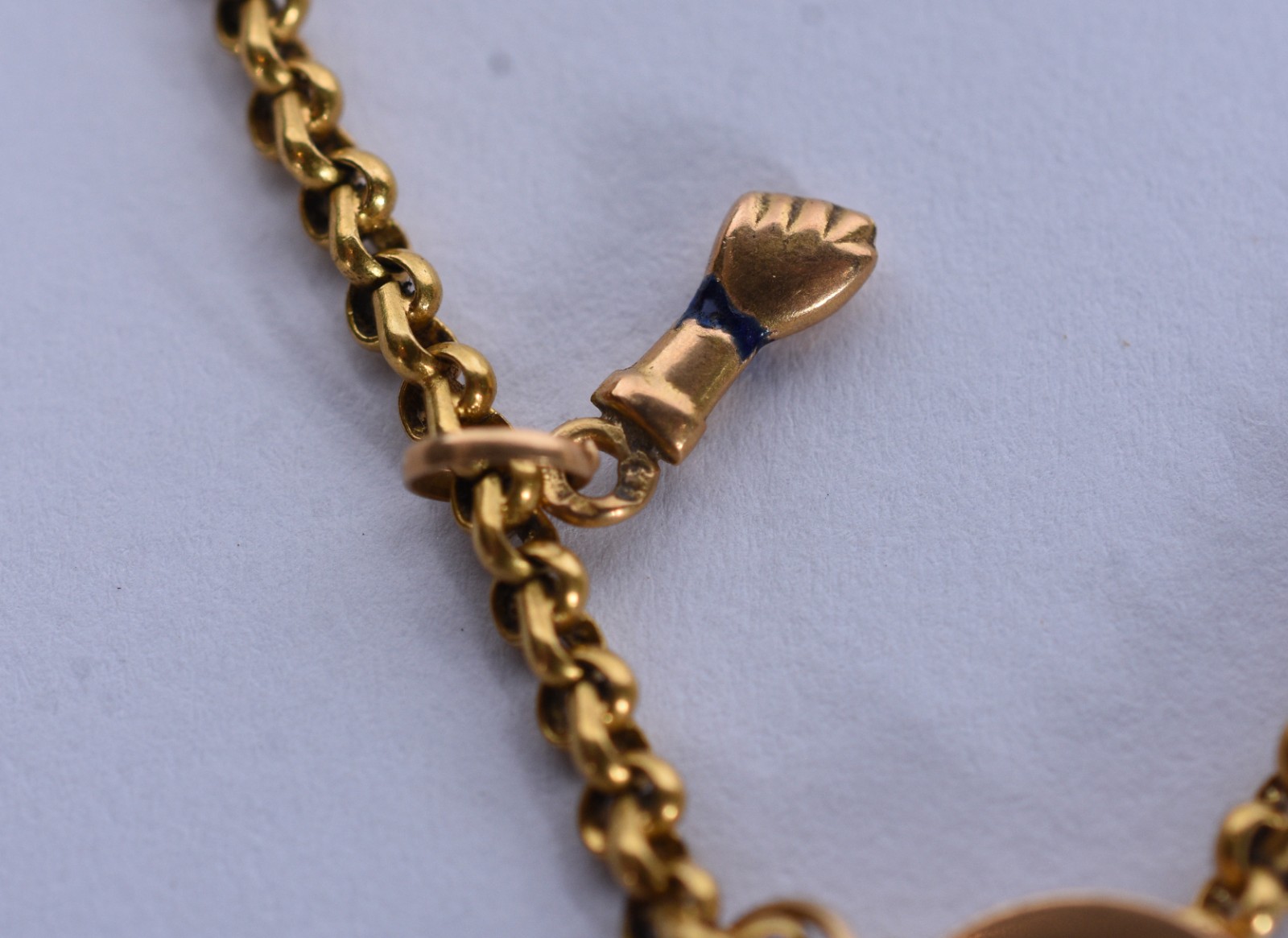 Cordão de ouro 18 k com pendentes na forma de crucifixo, chave e figa... - foto 4 de 6