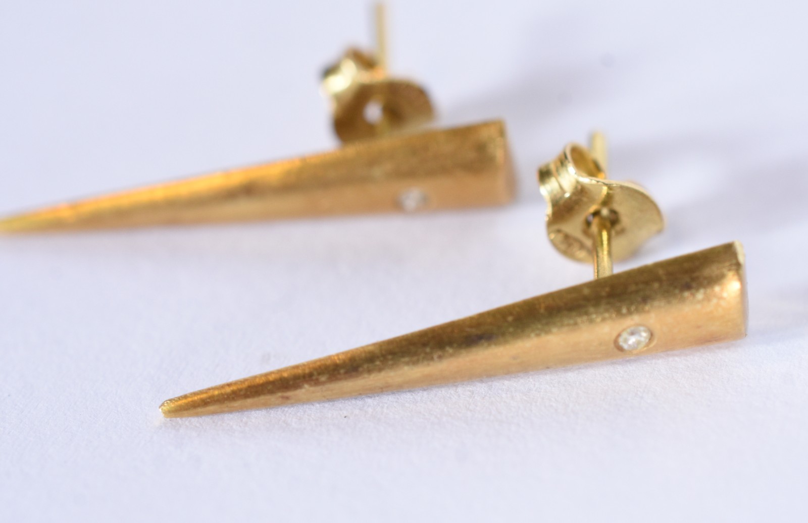 Par de brincos de ouro 18 k com 2 brilhantes (Por motivos de... - foto 1 de 4