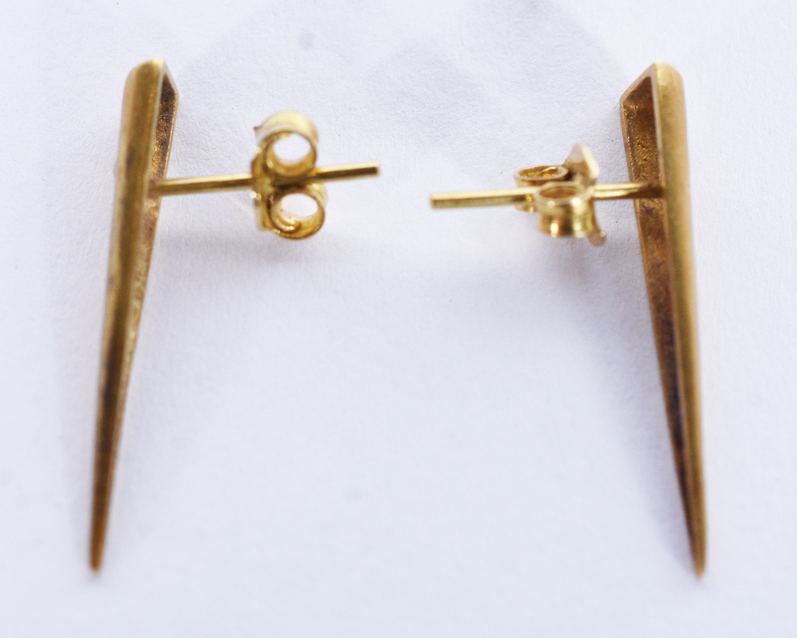 Par de brincos de ouro 18 k com 2 brilhantes (Por motivos de... - foto 2 de 4