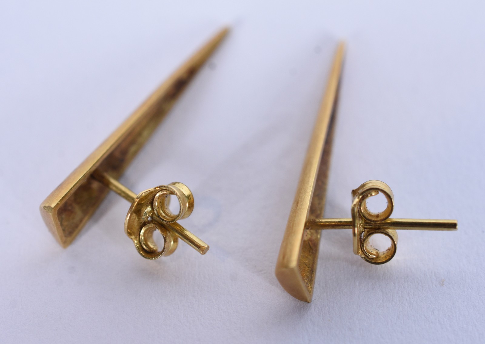 Par de brincos de ouro 18 k com 2 brilhantes (Por motivos de... - foto 3 de 4