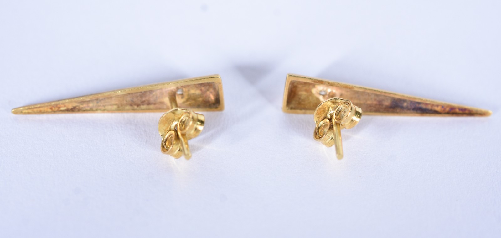 Par de brincos de ouro 18 k com 2 brilhantes (Por motivos de... - foto 4 de 4