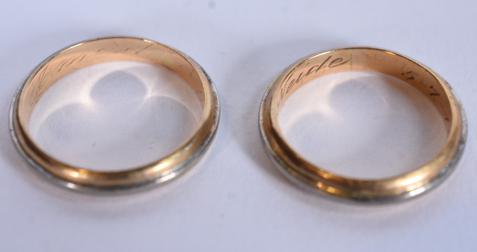 Par de alianças de ouro baixo com fio de platina, aro 18 (Por motivos... - foto 1 de 7