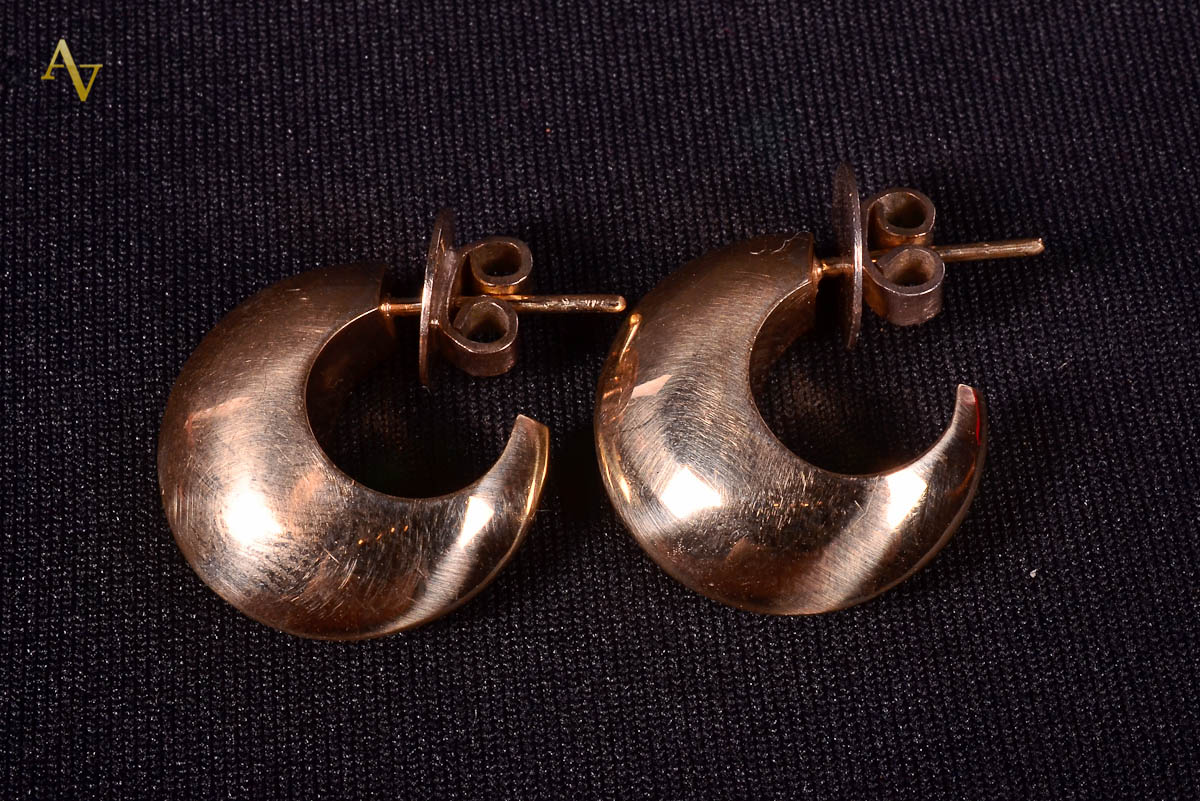 Par de pequenas argolas em ouro 18 k. Peso.7.6 gr.