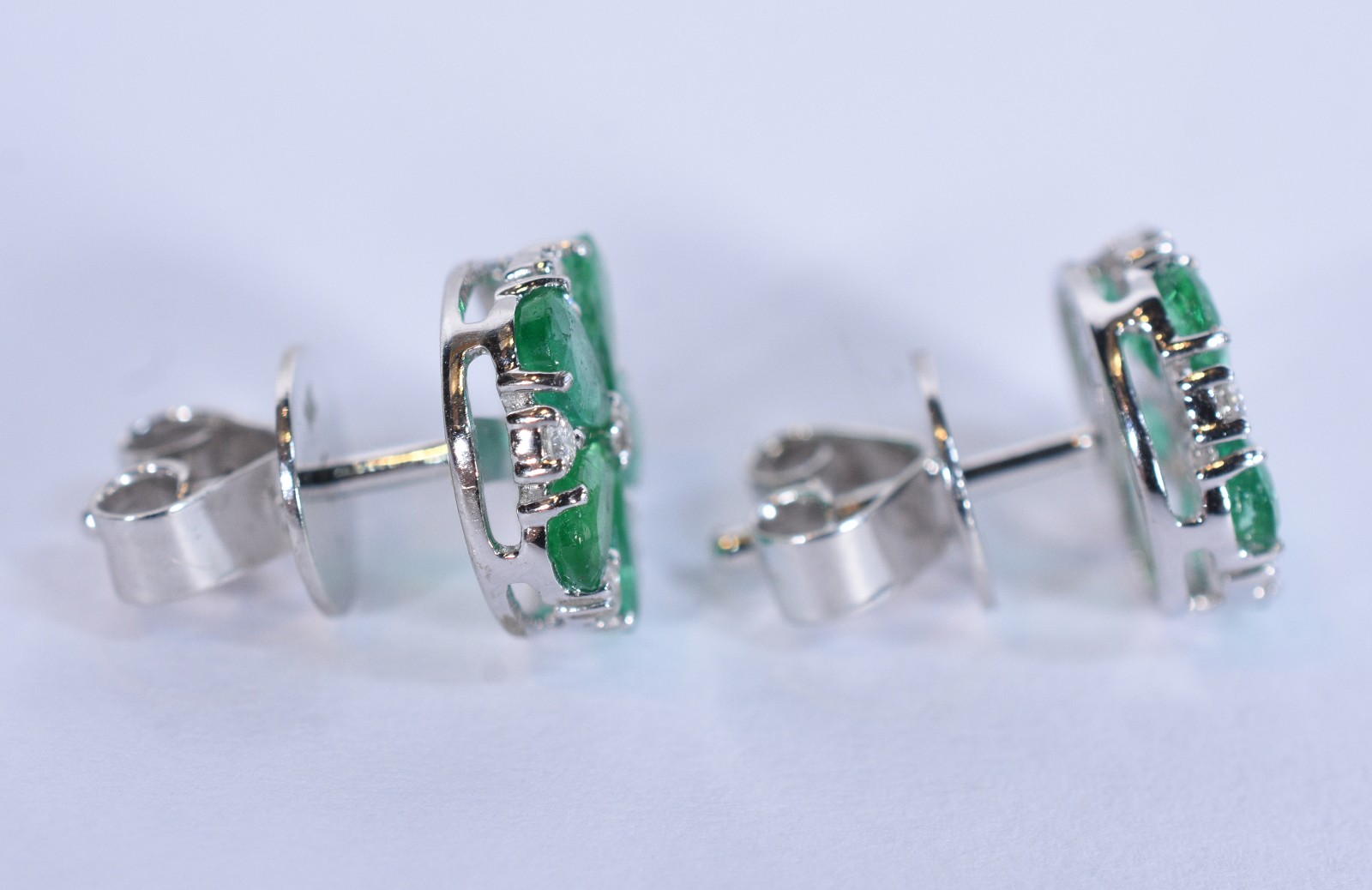 Par de brincos de ouro branco 14 k com brilhantes e esmeralda na... - foto 2 de 7