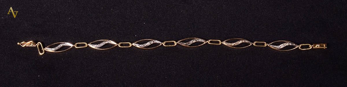 Antiga pulseira de ouro 18 k com brilhantes. Peso. 7,2 gr.