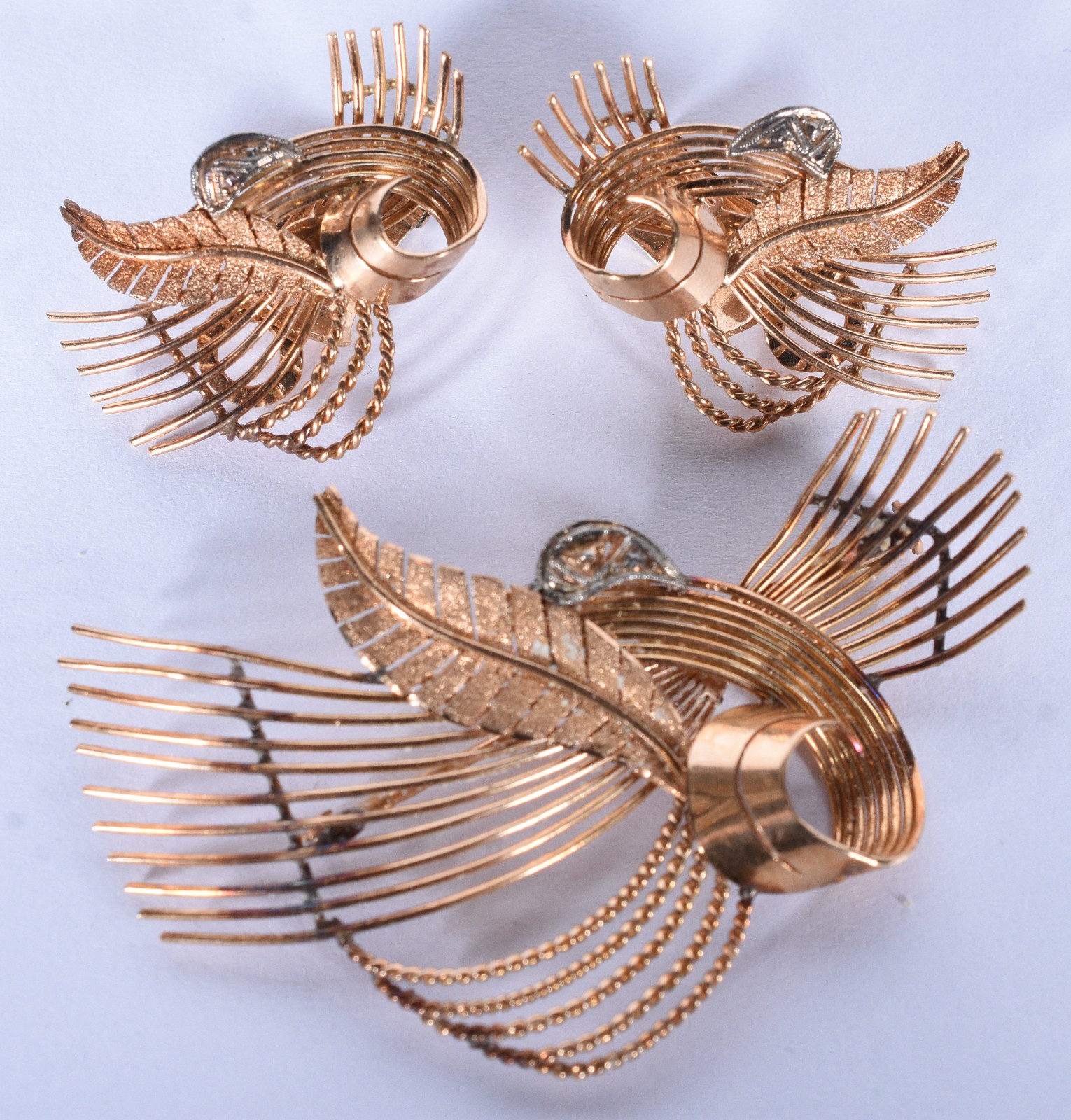 Conjunto composto de broche e par de brincos de pressão de ouro 18 k... - foto 1 de 8