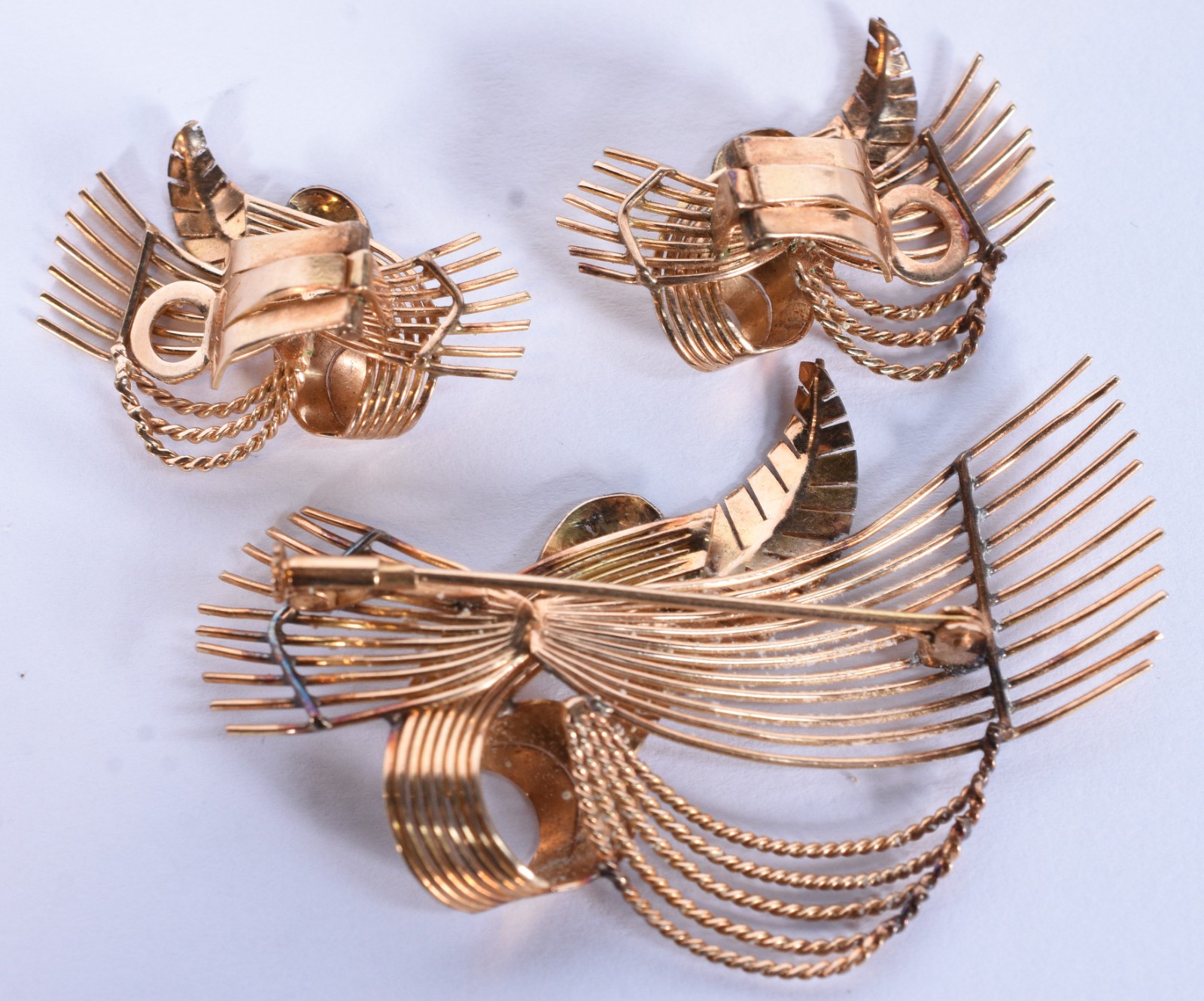 Conjunto composto de broche e par de brincos de pressão de ouro 18 k... - foto 4 de 8