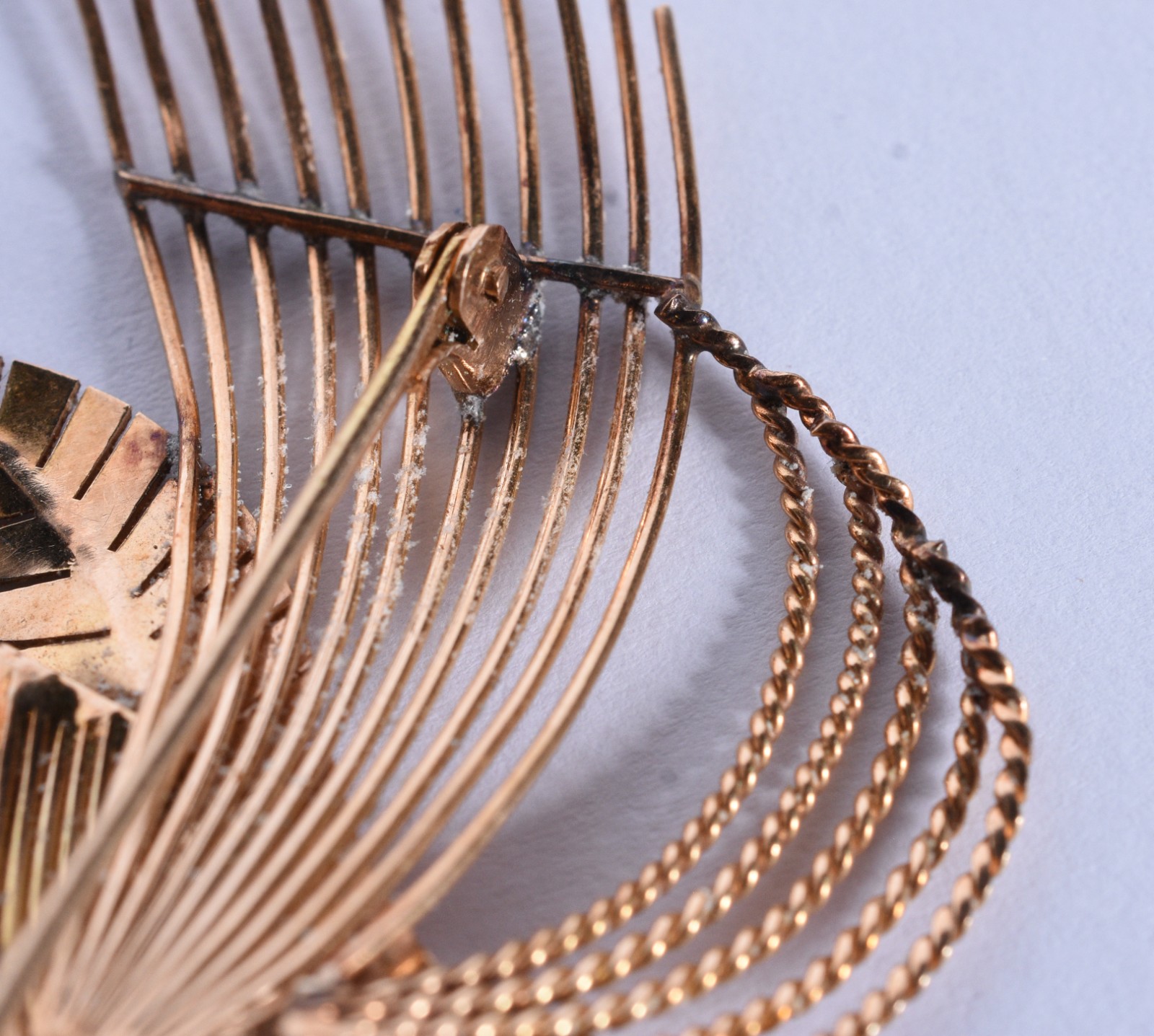 Conjunto composto de broche e par de brincos de pressão de ouro 18 k... - foto 7 de 8