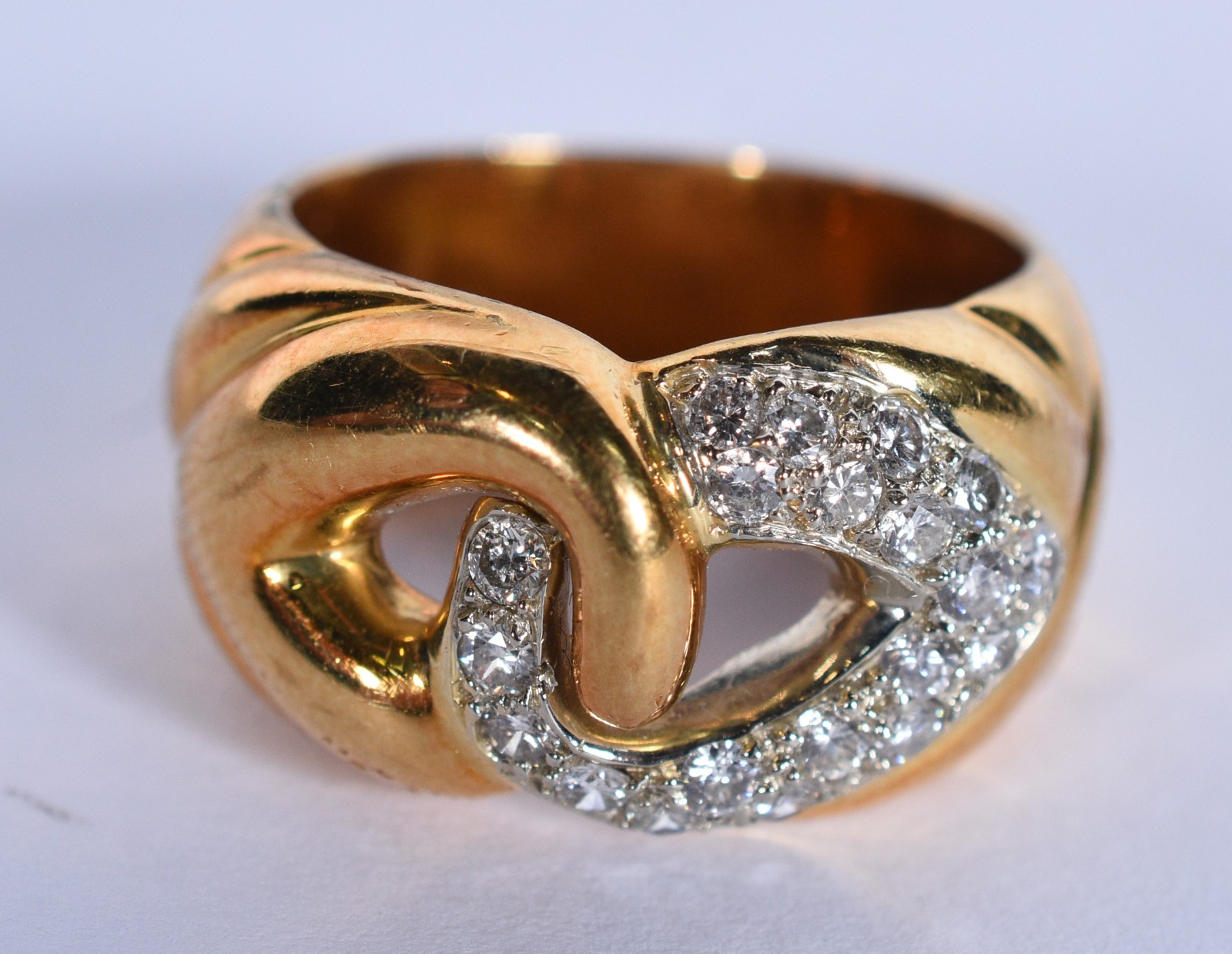 Anel de ouro 18 k com 20 brilhantes na forma de "infinito", aro 16... - foto 1 de 7