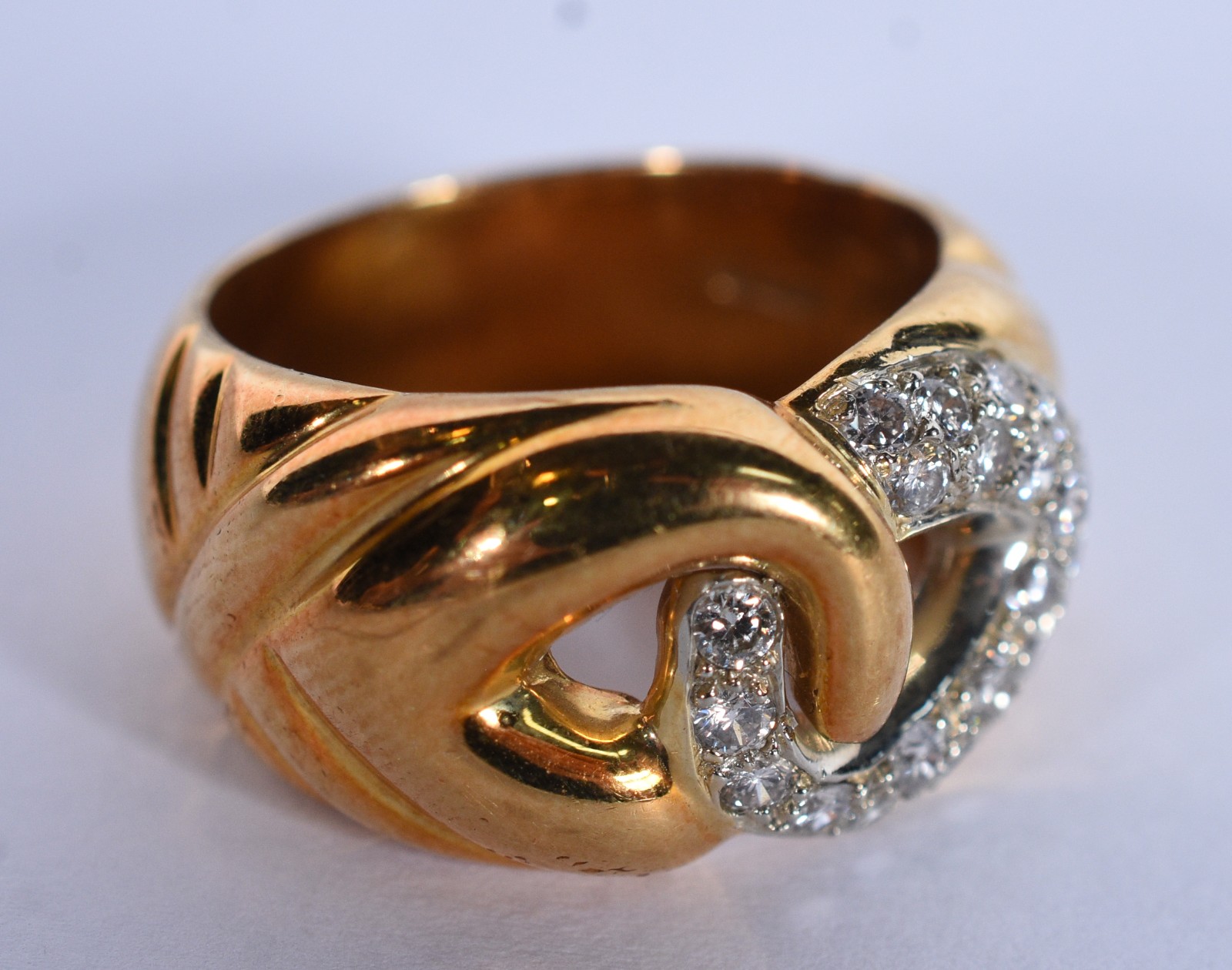 Anel de ouro 18 k com 20 brilhantes na forma de "infinito", aro 16... - foto 2 de 7