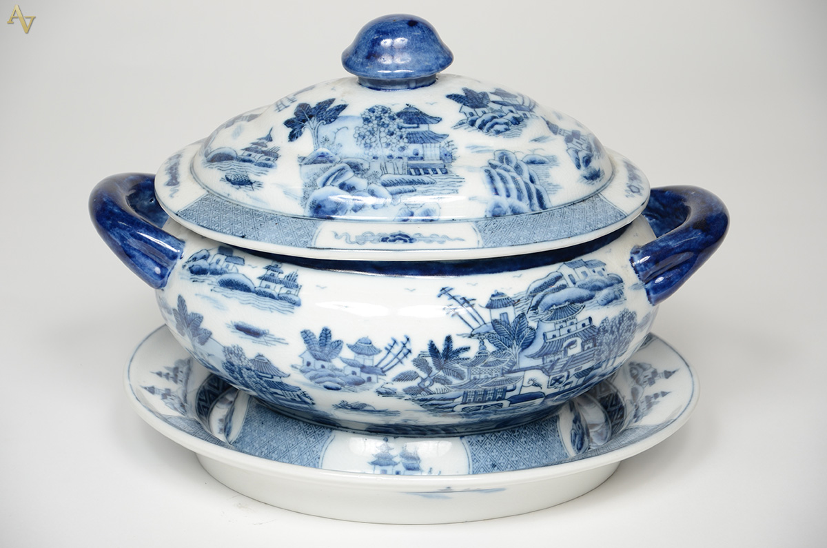 Sopeira com presentoir de porcelana chinesa azul e branca (medidas 36...