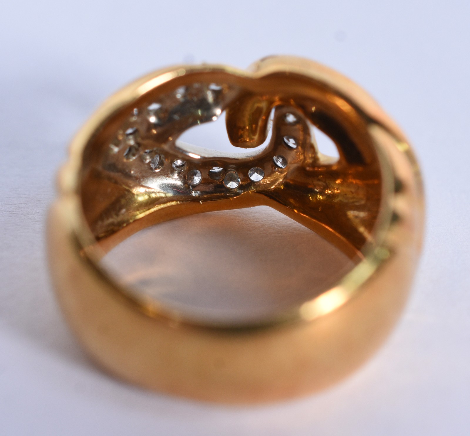 Anel de ouro 18 k com 20 brilhantes na forma de "infinito", aro 16... - foto 3 de 7