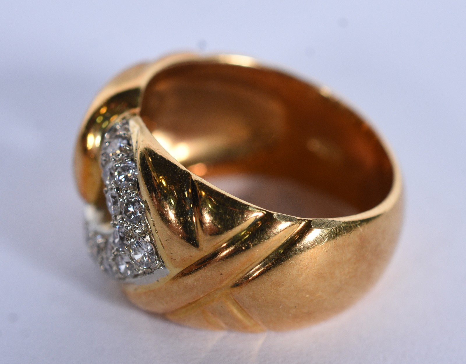 Anel de ouro 18 k com 20 brilhantes na forma de "infinito", aro 16... - foto 4 de 7