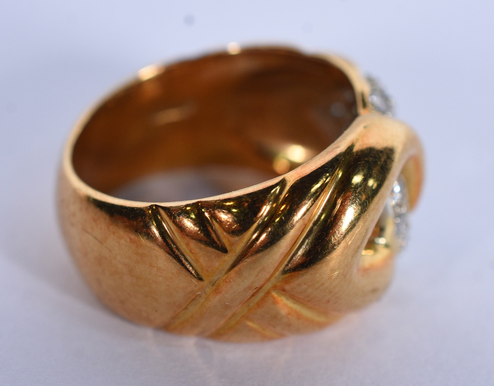 Anel de ouro 18 k com 20 brilhantes na forma de "infinito", aro 16... - foto 5 de 7