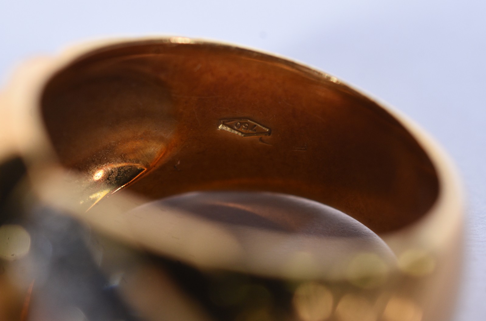 Anel de ouro 18 k com 20 brilhantes na forma de "infinito", aro 16... - foto 6 de 7