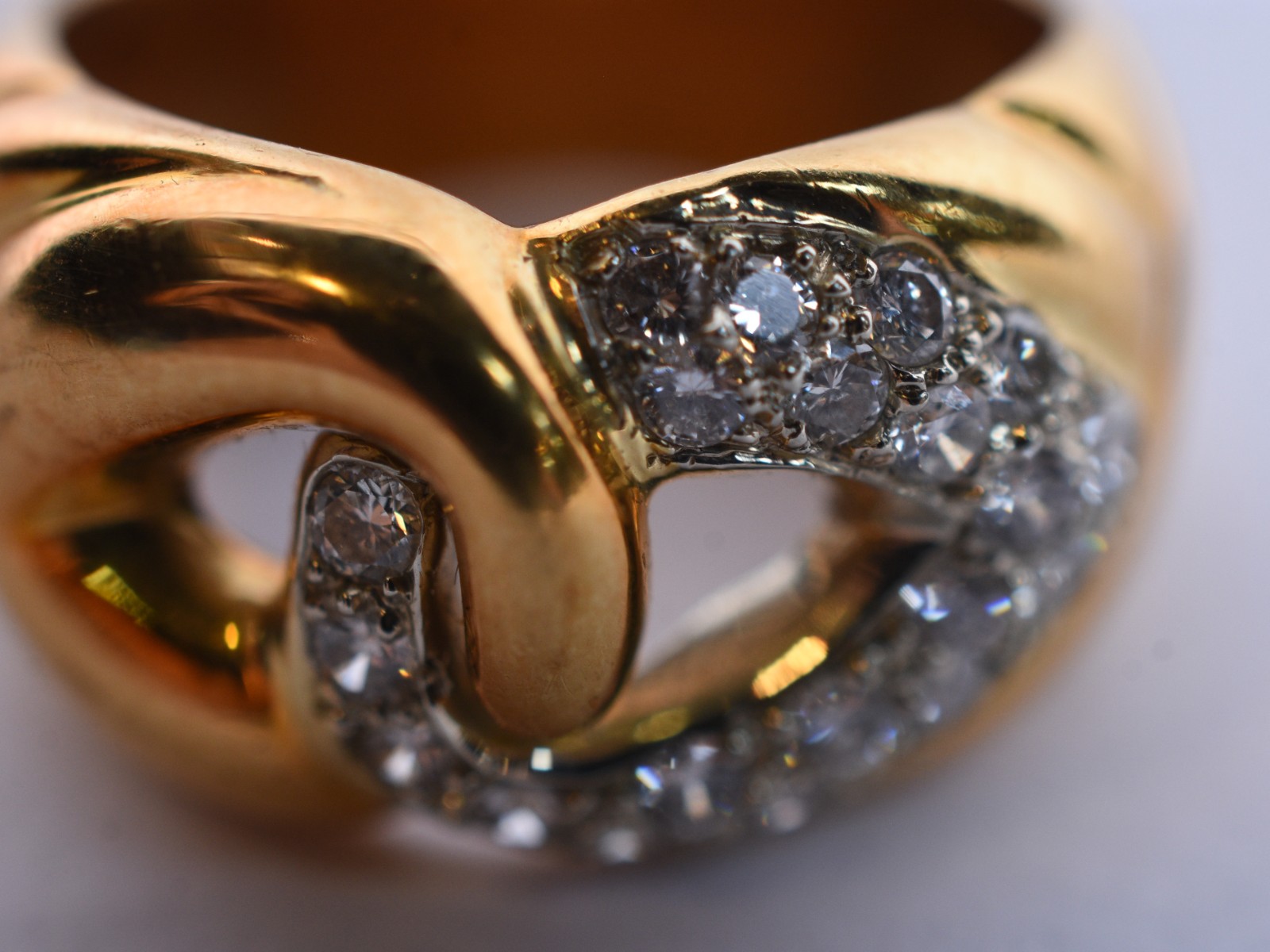 Anel de ouro 18 k com 20 brilhantes na forma de "infinito", aro 16... - foto 7 de 7