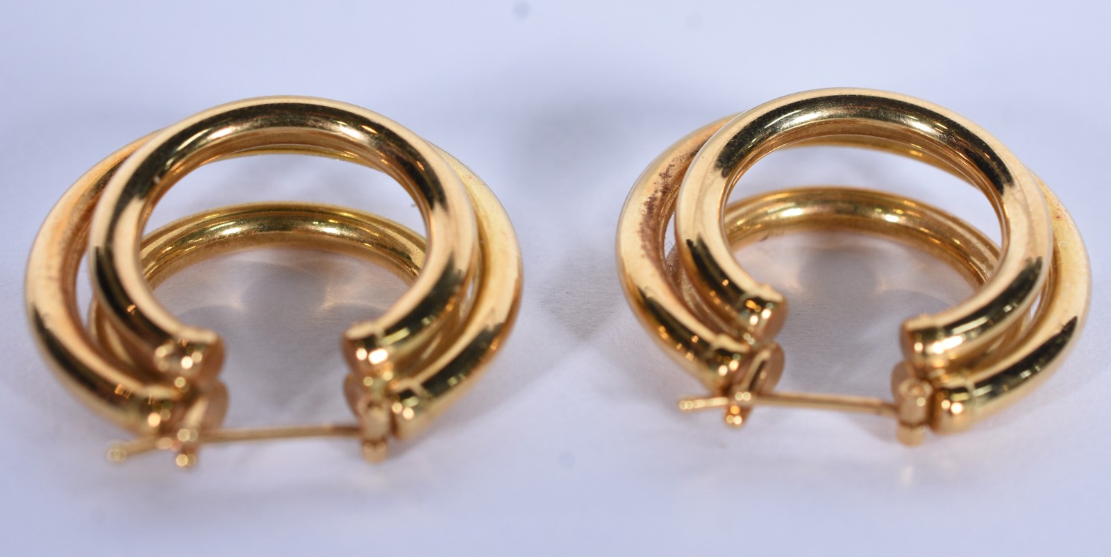 Par de brincos na forma de 3 argolas de ouro 18k, contraste 750 ml... - foto 2 de 5