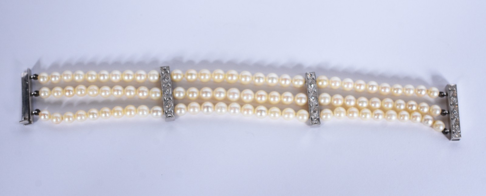 Pulseira de perolas com 3 fileiras, detalhes em ouro branco baixo... - foto 1 de 6