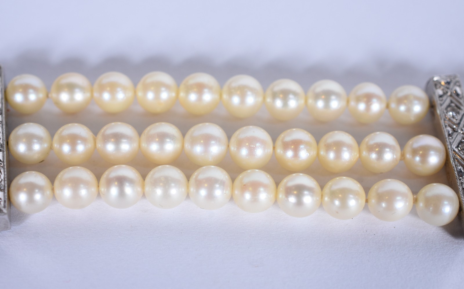 Pulseira de perolas com 3 fileiras, detalhes em ouro branco baixo... - foto 2 de 6