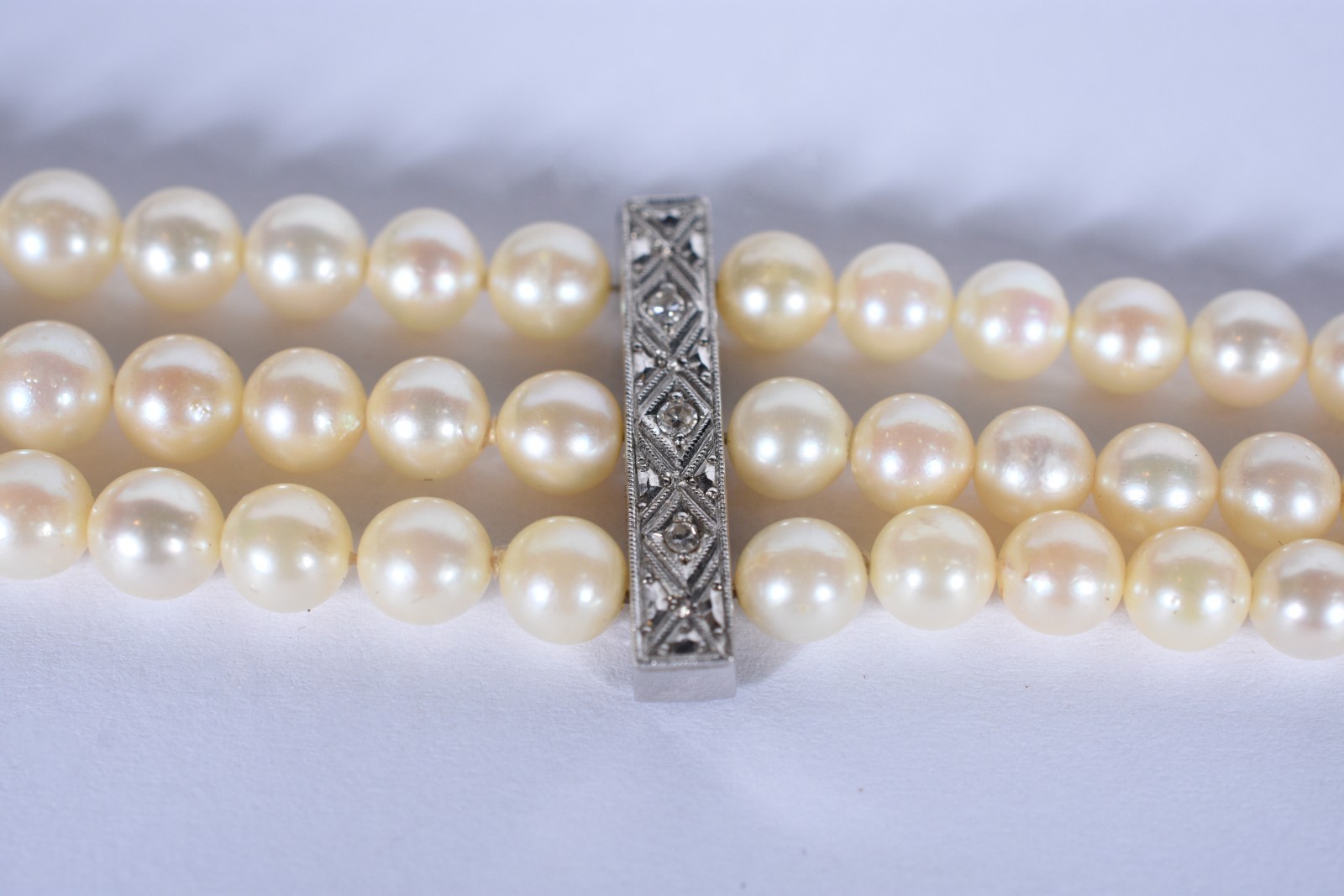 Pulseira de perolas com 3 fileiras, detalhes em ouro branco baixo... - foto 3 de 6