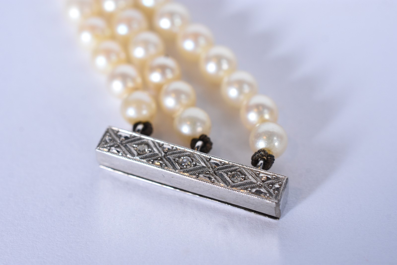 Pulseira de perolas com 3 fileiras, detalhes em ouro branco baixo... - foto 4 de 6