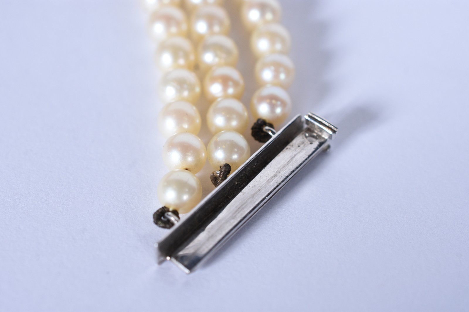 Pulseira de perolas com 3 fileiras, detalhes em ouro branco baixo... - foto 5 de 6