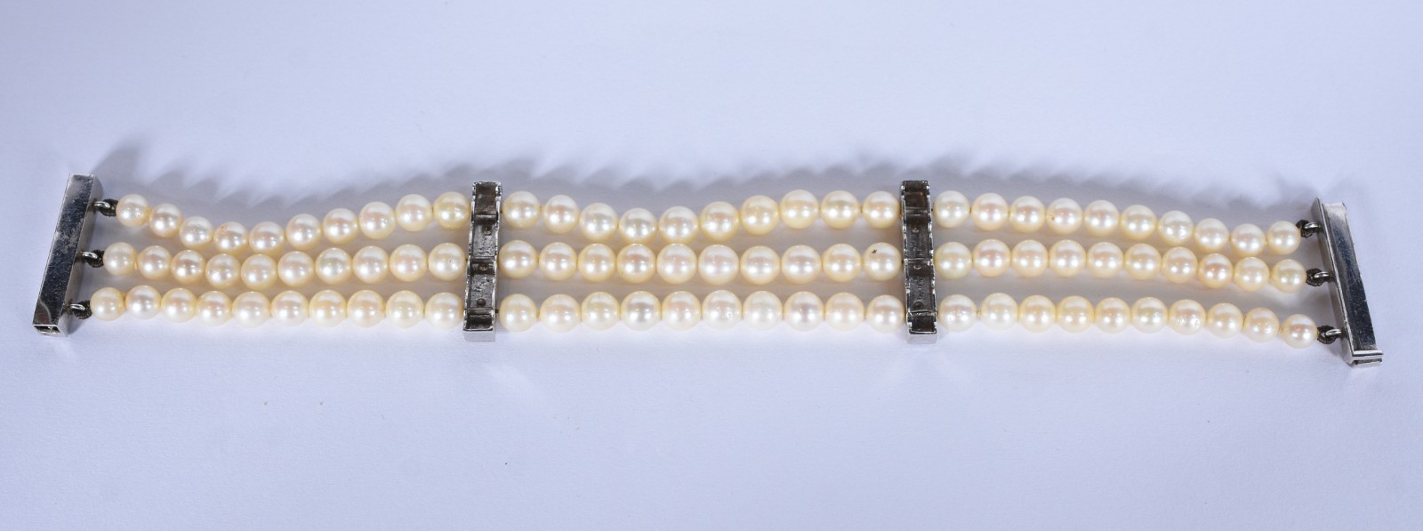 Pulseira de perolas com 3 fileiras, detalhes em ouro branco baixo... - foto 6 de 6
