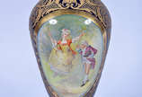 Vaso de porcelana francesa de SÈVRES do séc. XI... - Vaso de porcelana francesa de SÈVRES do séc. XIX, na cor azul cobalto com cena romântica em policromia e realces dourados, base de bronze. Alt. ...