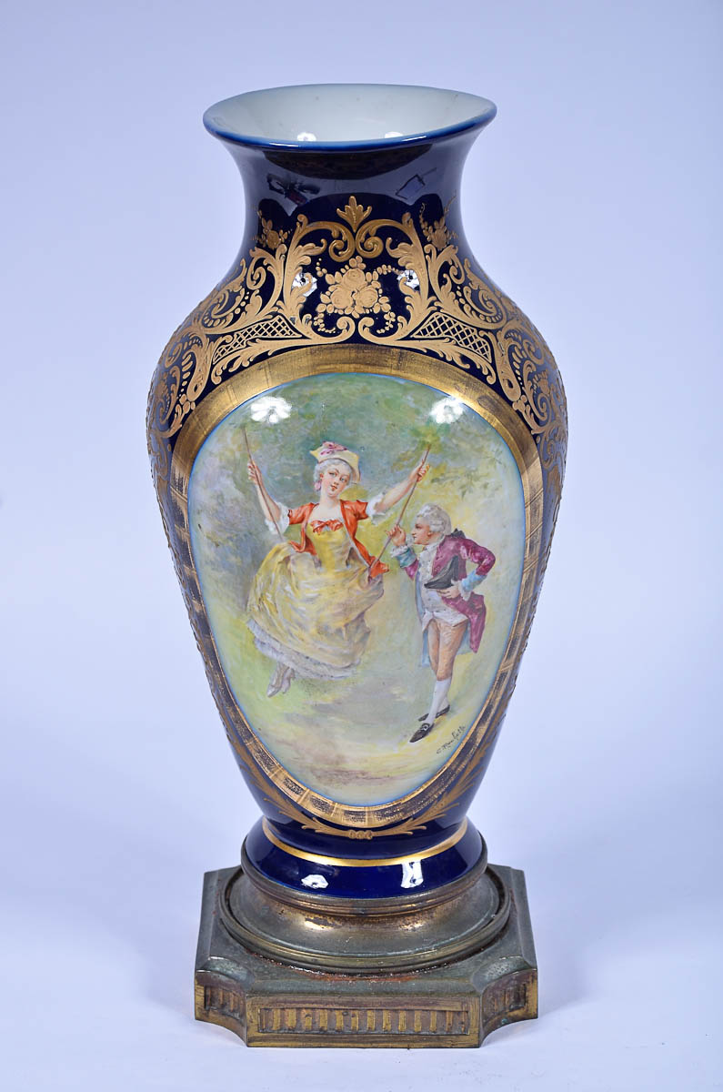 Vaso de porcelana francesa de SÈVRES do séc. XIX, na cor azul cobalto...