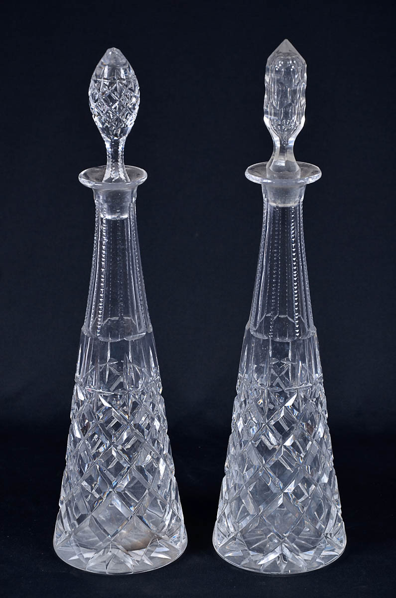Par de garrafas de cristal frances ricamente lapidadas,(uma com tampa...